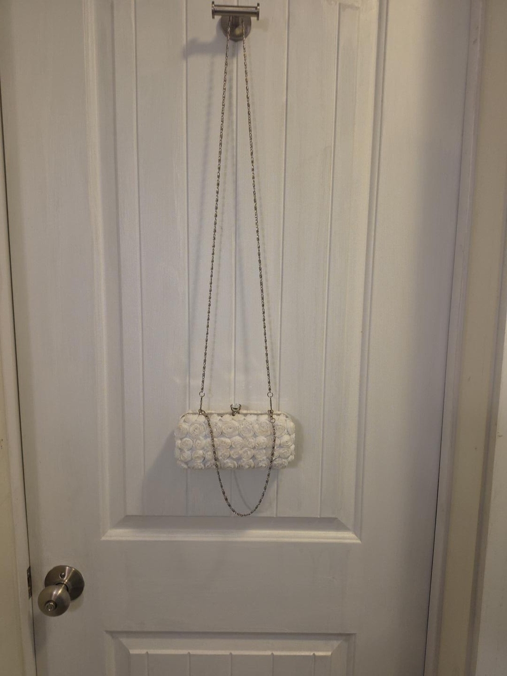 Source Unknown White Floral Rose Appliqué Clutch with Chain